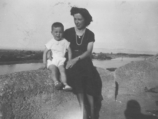 Biografía Antonio P. Bueno Velilla de niño con su madre, Libros y Novelas. www.librosynovelas.es